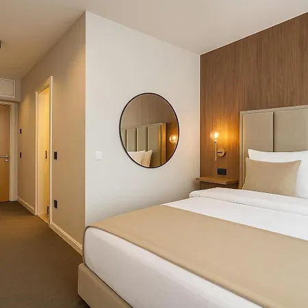 Waterfront Luxury Apartment *